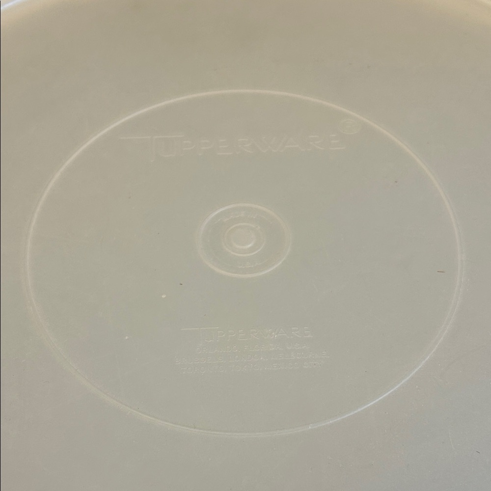 Vgt Tupperware White Round Storage Container for pies, etc. - Picture 2 of 6